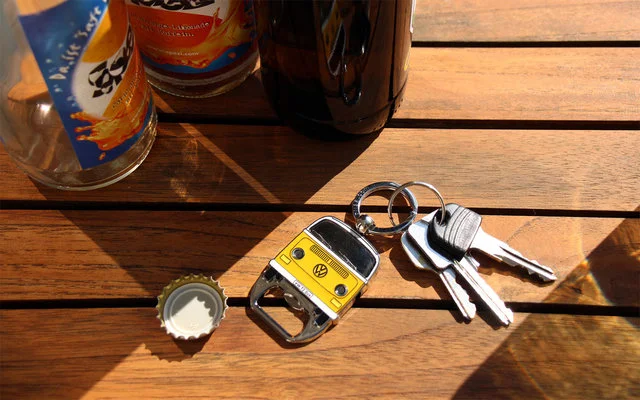 VW Collection T2 Bulli Schlüsselanhänger Mit Flaschenöffner Grün 3 VW Collection T2 Bulli Schlüsselanhänger Mit Flaschenöffner Grün